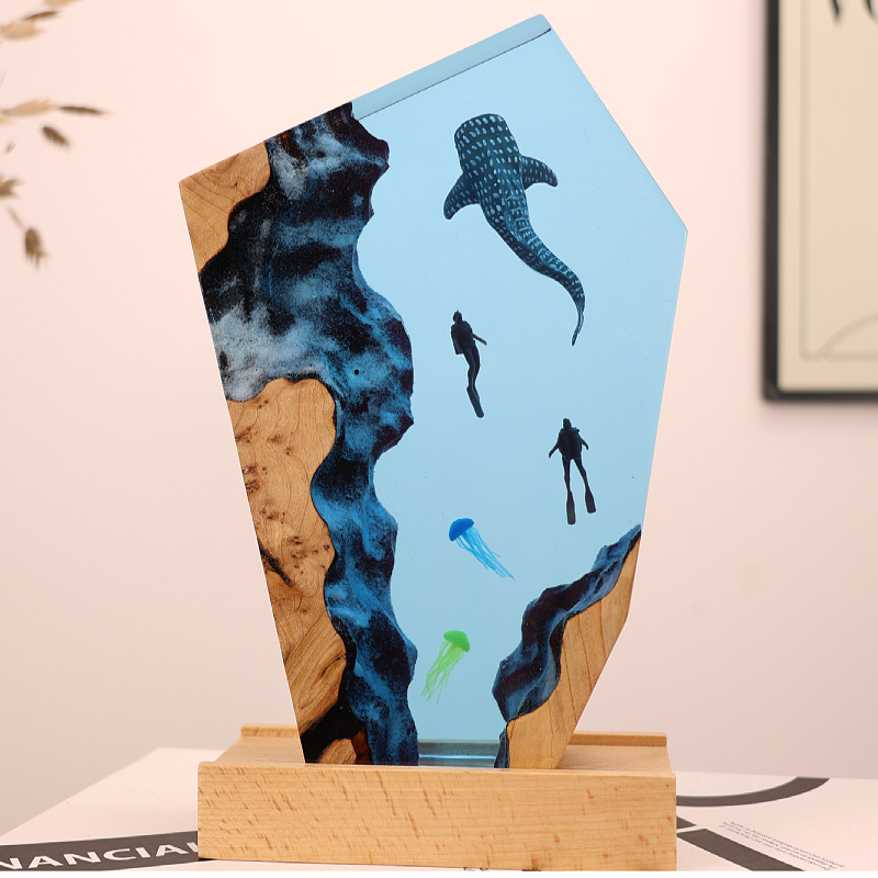 Resin Art Wedding Gift - Leuchtende Harz-Medusa mit Wal-Taucher-Motiv als Desktop-Deko