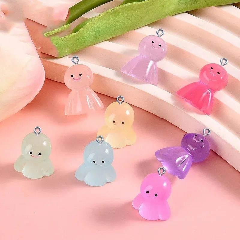 Resin Art Products - 10 Stück im Dunkeln leuchtende Cartoon-Puppen-Harzanhänger,