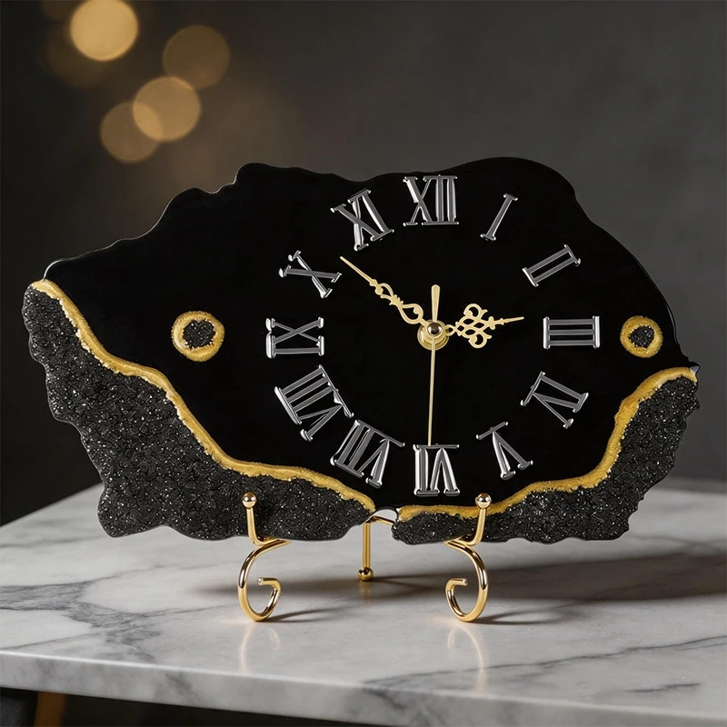 Resin Art Clock - Schwarze Kristall-Chip-Uhr mit Goldrand, unregelmäßige Harz-Uhr,