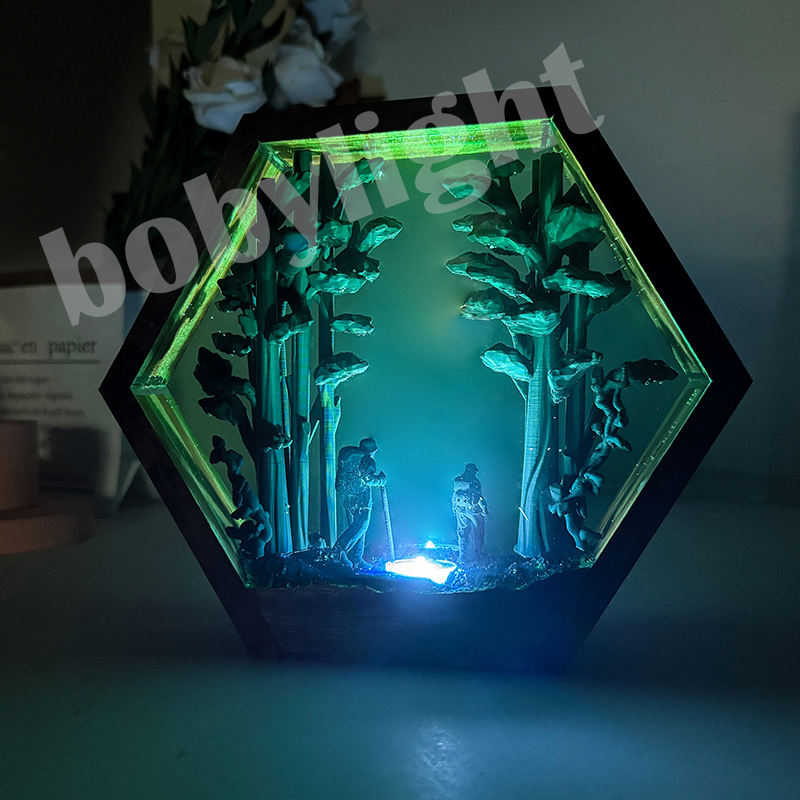 Resin Artist - Wandfahrer-Figur Tischlampe aus Kunstharz Regenwald-Wandern Farbenfrohe