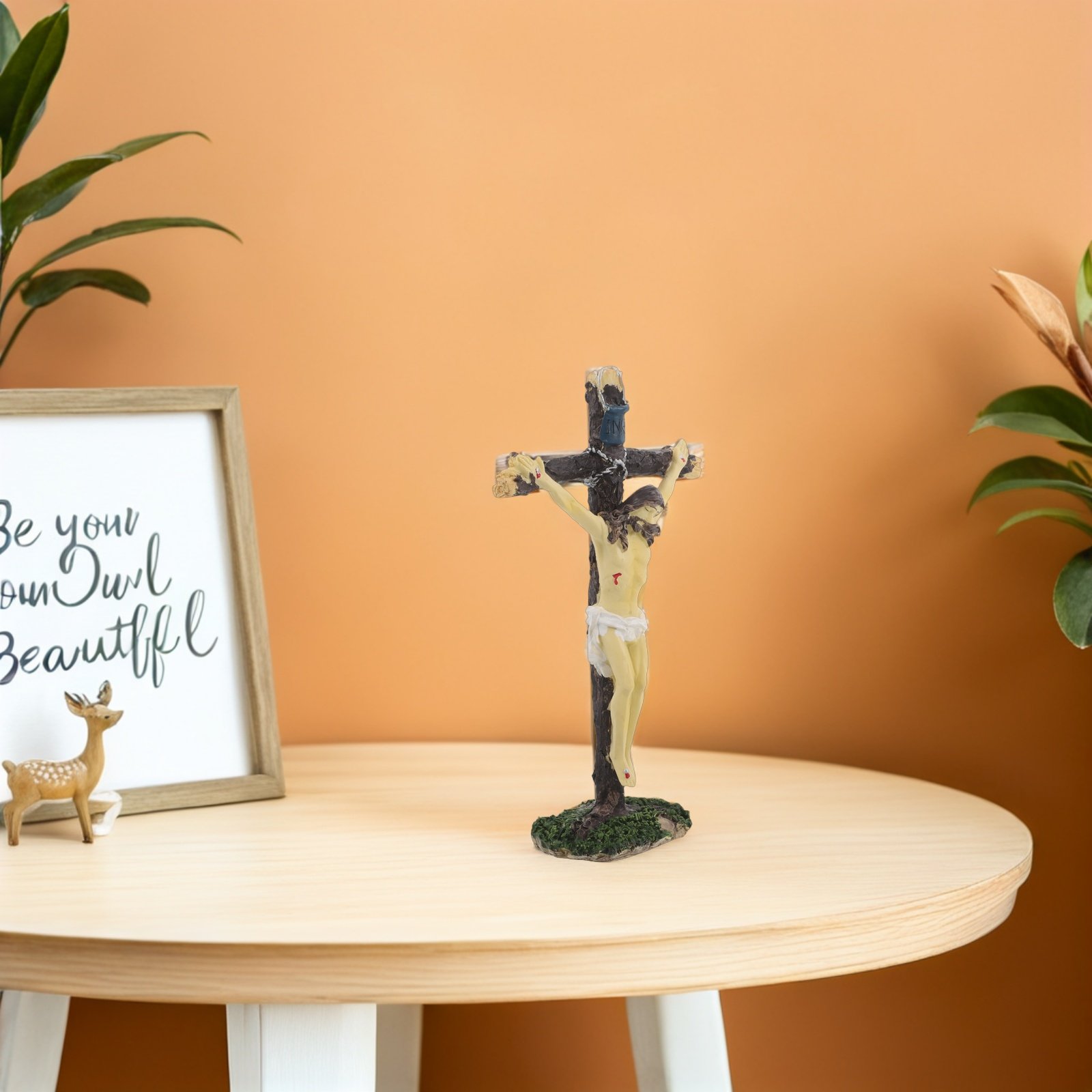 Resin Artist - Harzstehende Jesus-Kreuz-Skulptur mit Naturmoos-Basis Tischdekoration Künstlerische